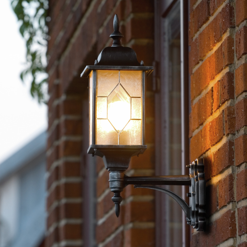 Milano Schwarz außenlampe Von Konstsmide - Verschönern Sie Ihre Fassade mit dieser eleganten und klassischen Wandleuchte, die perfekt geeignet ist, um eine einladende und anspruchsvolle Atmosphäre zu schaffen.