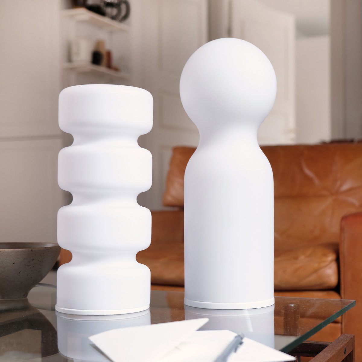 Olive 28cm Weiß tischlampe Von Dyberg Larsen - Olive kombinerar funktion och estetik p&aring; ett unikt s&auml;tt och blir en stilfull inredningsdetalj i ditt hem.