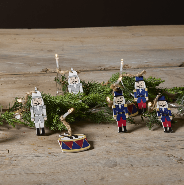 Lichterkette Nutcracker 1,8m Mehrfarbig Von Star Trading - Lichterkette f&uuml;r den Innenbereich mit 10 Holzfiguren in Blau, Grau, Wei&szlig; und Rot.