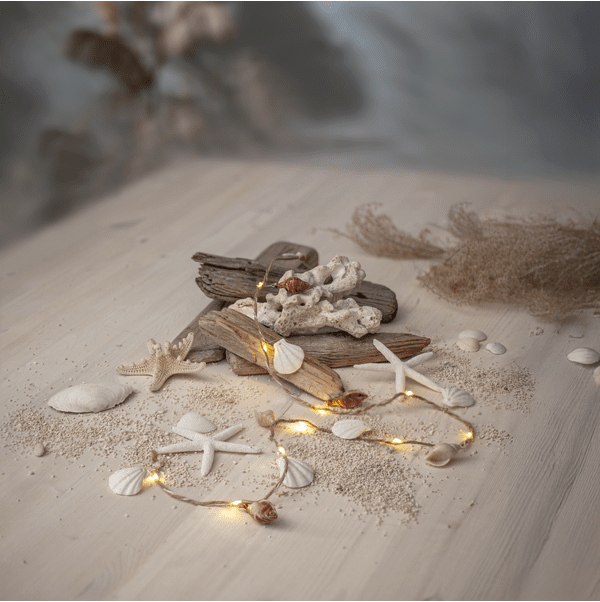 Lichterkette Seaside Beige Von Star Trading - Seaside ist eine wundersch&ouml;ne, batteriebetriebene Lichterkette f&uuml;r den Innenbereich mit Dekorationen aus maritim inspiriertem Kunststoff.