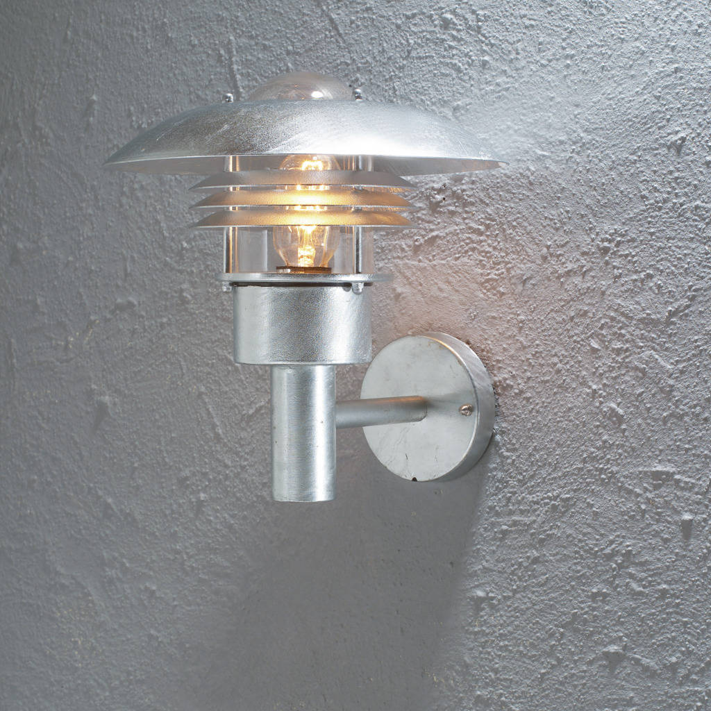 Modena Verzinkter Stahl außenlampe Von Konstsmide - Mit seinem sch&uuml;tzenden Dach und dem stilvollen Design sorgt es f&uuml;r ein angenehmes und gerichtetes Licht, ideal, um im Freien eine sichere und einladende Atmosph&auml;re zu schaffen.