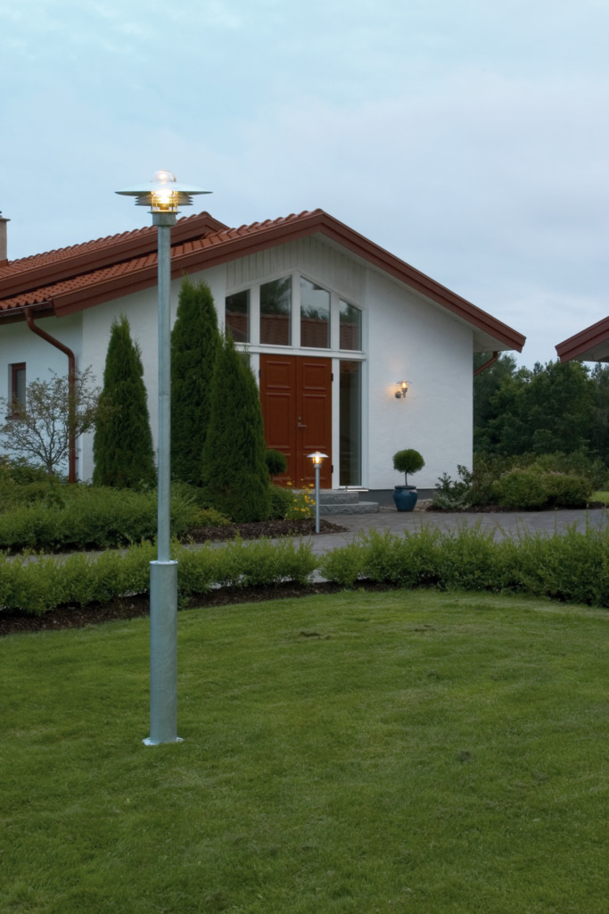 Modena Verzinkter Stahl außenlampe Von Konstsmide - Mit seinem sch&uuml;tzenden Dach und dem stilvollen Design sorgt es f&uuml;r ein angenehmes und gerichtetes Licht, ideal, um im Freien eine sichere und einladende Atmosph&auml;re zu schaffen.