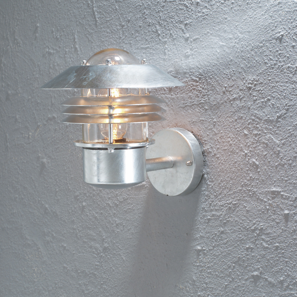 Modena Verzinkter Stahl außenlampe Von Konstsmide - Mit seinem schützenden Dach und dem stilvollen Design sorgt es für ein angenehmes und gerichtetes Licht, ideal, um im Freien eine sichere und einladende Atmosphäre zu schaffen.