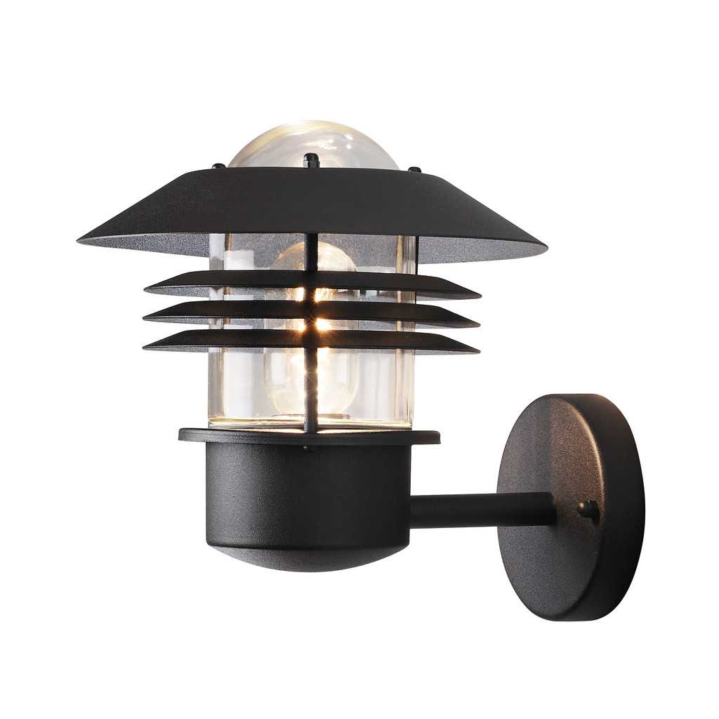 Modena Schwarz außenlampe Von Konstsmide - Mit seinem schützenden Dach und dem stilvollen Design sorgt es für ein angenehmes und gerichtetes Licht, ideal, um im Freien eine sichere und einladende Atmosphäre zu schaffen.