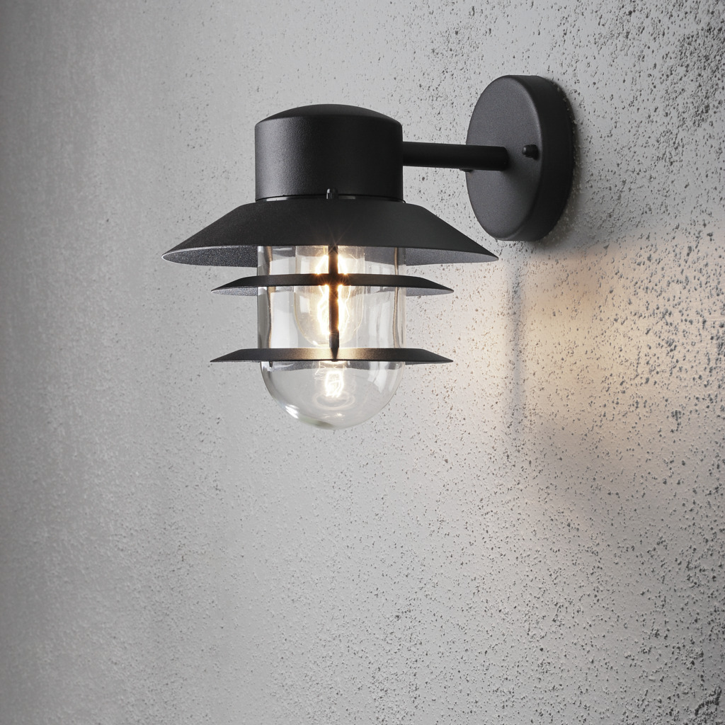 Modena Schwarz außenlampe Von Konstsmide - Mit seinem schützenden Dach und dem stilvollen Design sorgt es für ein angenehmes und gerichtetes Licht, ideal, um im Freien eine sichere und einladende Atmosphäre zu schaffen.