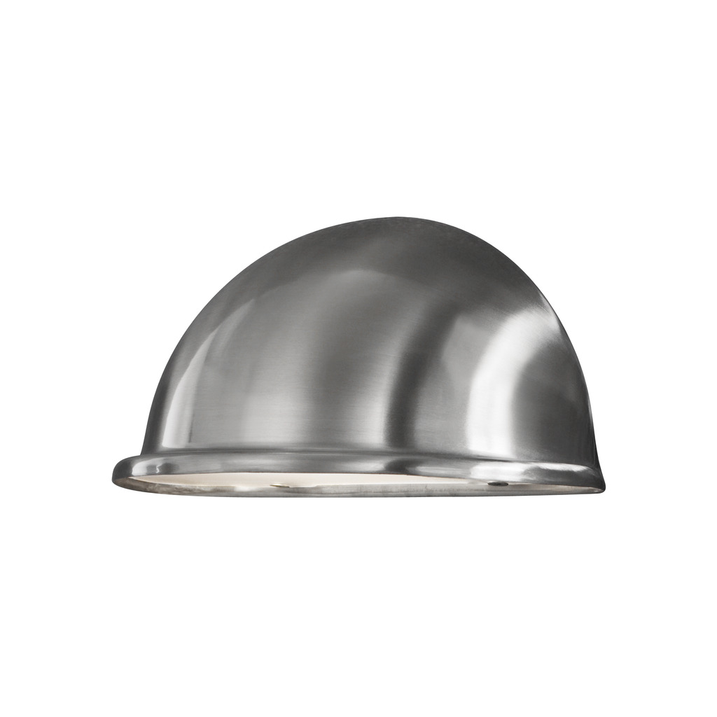 Torino Silber außenlampe Von Konstsmide - Das Edelstahldesign und die minimalistische Halbmondform sorgen für ein dezentes und angenehmes Licht, das sich perfekt für Terrassen, Gehwege und Eingänge eignet.