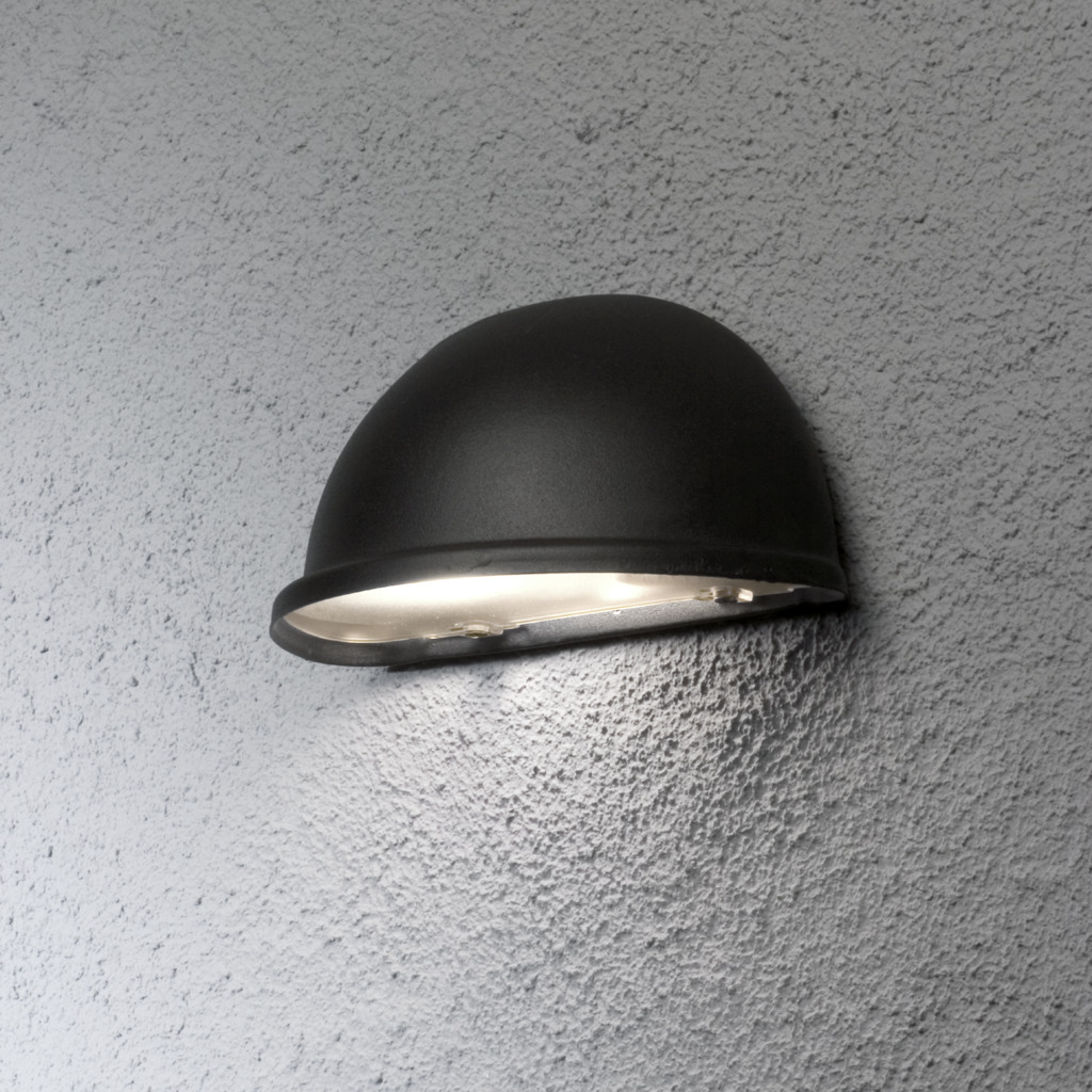 Torino Schwarz außenlampe Von Konstsmide - Das mattschwarze Finish und die minimalistische Halbmondform sorgen für ein dezentes und angenehmes Licht, das sich perfekt für Terrassen, Gehwege und Eingänge eignet.