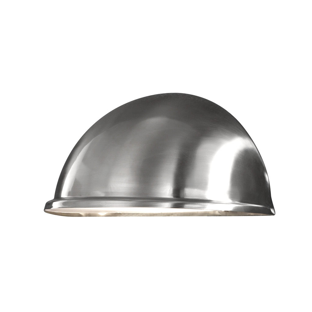 Torino Silber außenlampe Von Konstsmide - Das Edelstahldesign und die minimalistische Halbmondform sorgen f&uuml;r ein dezentes und angenehmes Licht, das sich perfekt f&uuml;r Terrassen, Gehwege und Eing&auml;nge eignet.