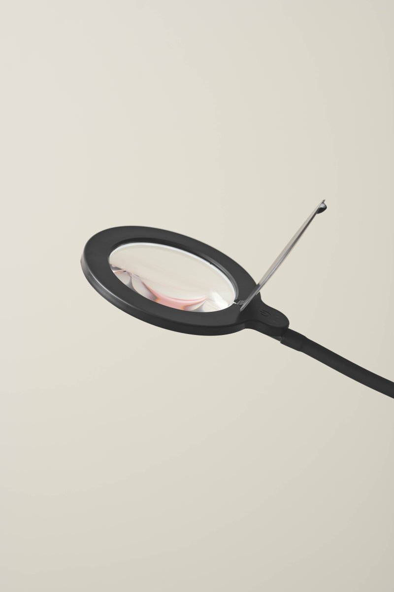 Magni Schwarz stehlampe Von Halo Design - Wird mit einem 180 cm langen Kabel und einem 3-Stufen-Dimmer geliefert, der die volle Kontrolle über die Helligkeit für optimale Beleuchtung in allen Situationen bietet.