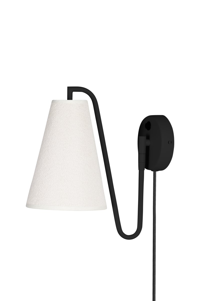 Lou 28cm Schwarz wandlampe Von Globen Lighting - Lou ist eine funktionale und dekorative Wandleuchte mit einem rohrf&ouml;rmigen Gestell und einem Lampenschirm aus Boucl&eacute;-Gewebe.