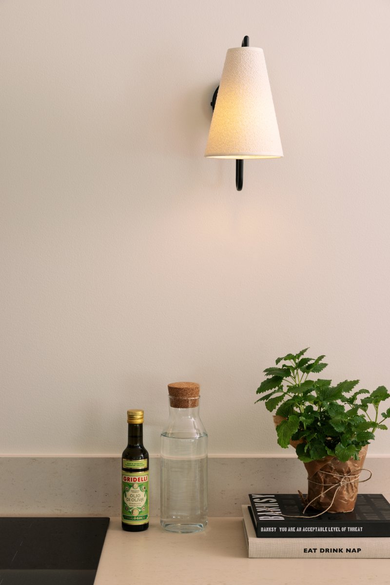 Lou 28cm Schwarz wandlampe Von Globen Lighting - Lou ist eine funktionale und dekorative Wandleuchte mit einem rohrf&ouml;rmigen Gestell und einem Lampenschirm aus Boucl&eacute;-Gewebe.