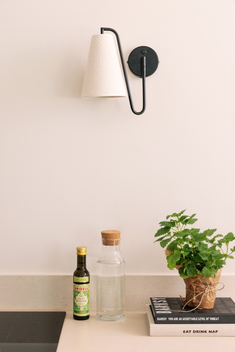 Lou 28cm Schwarz wandlampe Von Globen Lighting - Lou ist eine funktionale und dekorative Wandleuchte mit einem rohrf&ouml;rmigen Gestell und einem Lampenschirm aus Boucl&eacute;-Gewebe.