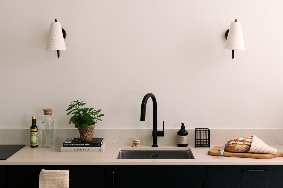 Lou 28cm Schwarz wandlampe Von Globen Lighting - Lou ist eine funktionale und dekorative Wandleuchte mit einem rohrf&ouml;rmigen Gestell und einem Lampenschirm aus Boucl&eacute;-Gewebe.