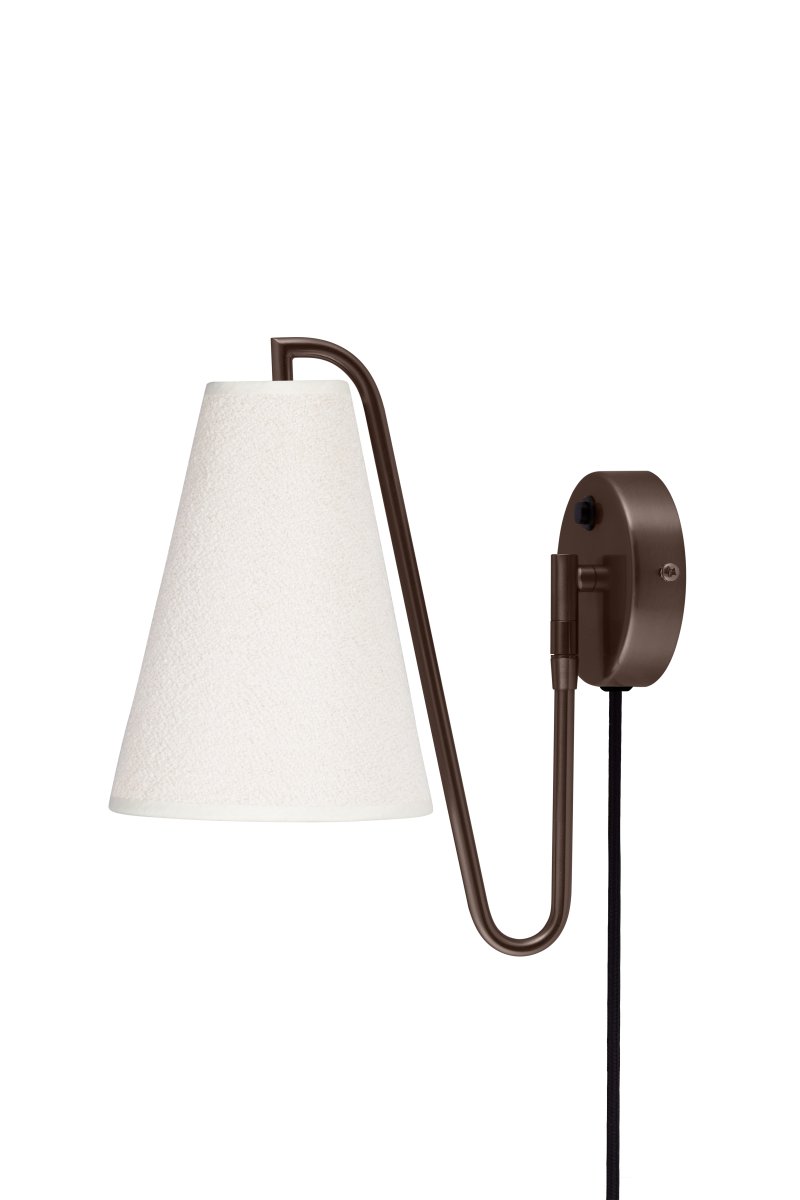 Lou 28cm Bronze wandlampe Von Globen Lighting - Lou ist eine funktionale und dekorative Wandleuchte mit beweglichem Gelenk und einem Lampenschirm aus Boucl&eacute;-Gewebe.