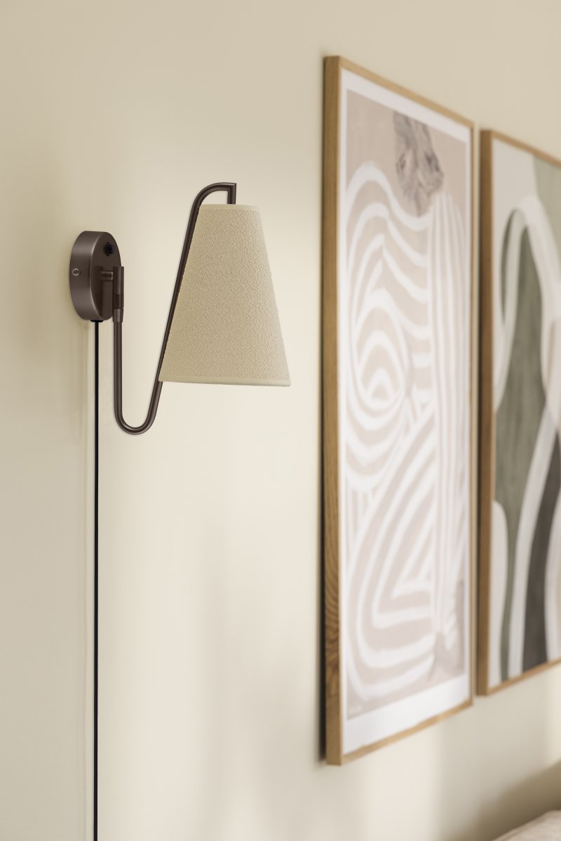 Lou 28cm Bronze wandlampe Von Globen Lighting - Lou ist eine funktionale und dekorative Wandleuchte mit beweglichem Gelenk und einem Lampenschirm aus Boucl&eacute;-Gewebe.