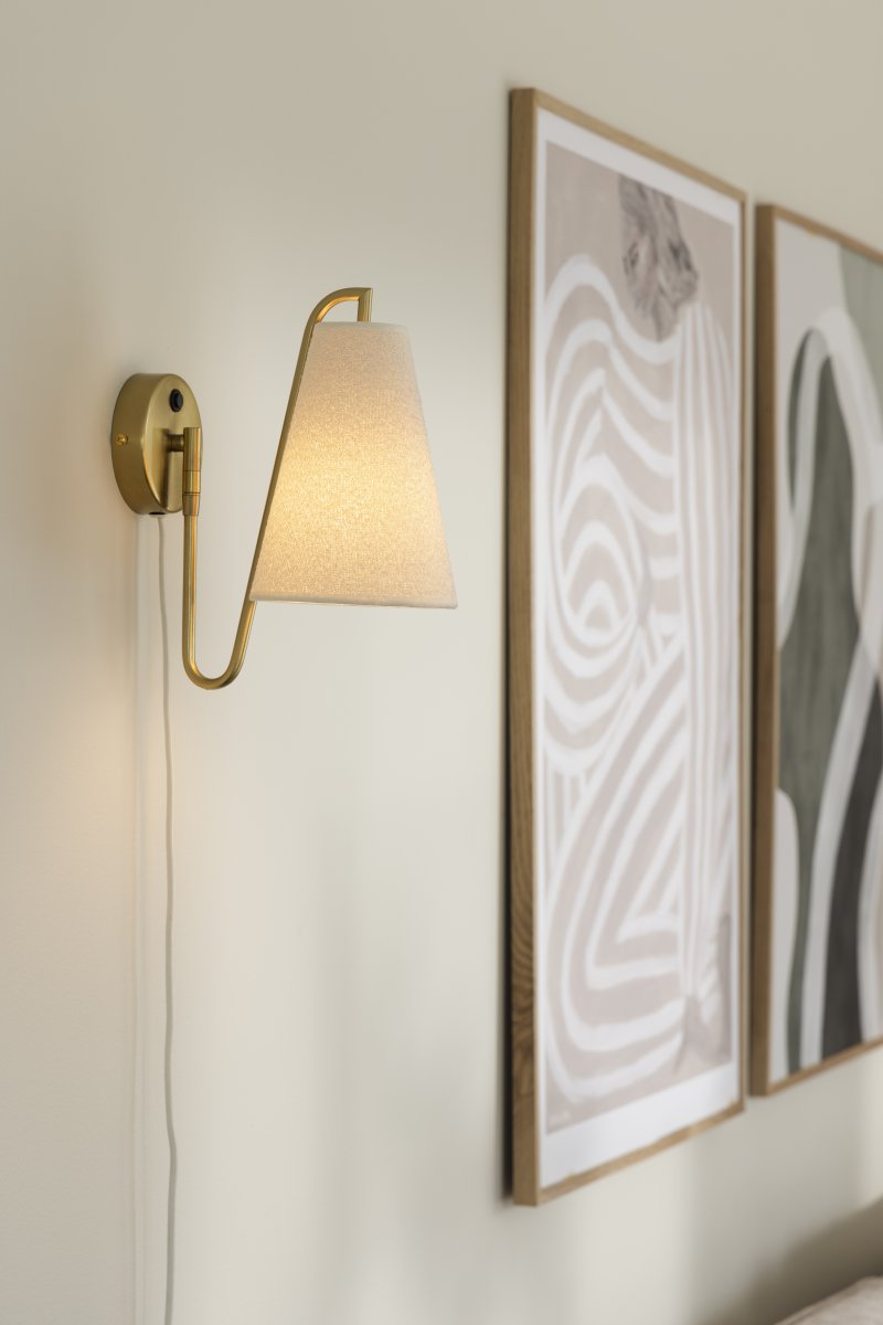 Lou 28cm Gebürstetes Messing wandlampe Von Globen Lighting - Lou ist eine funktionale und dekorative Wandleuchte mit beweglichem Gelenk und einem Lampenschirm aus Boucl&eacute;-Gewebe.