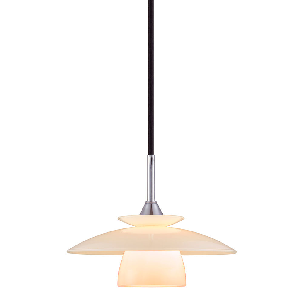 Scandinavia Ø20 Opal hängelampe Von Halo Design - Die Lampe verbreitet ein sanftes und angenehmes Licht, das über dem Esstisch, in der Küche oder im Flur eine warme und einladende Atmosphäre schafft.