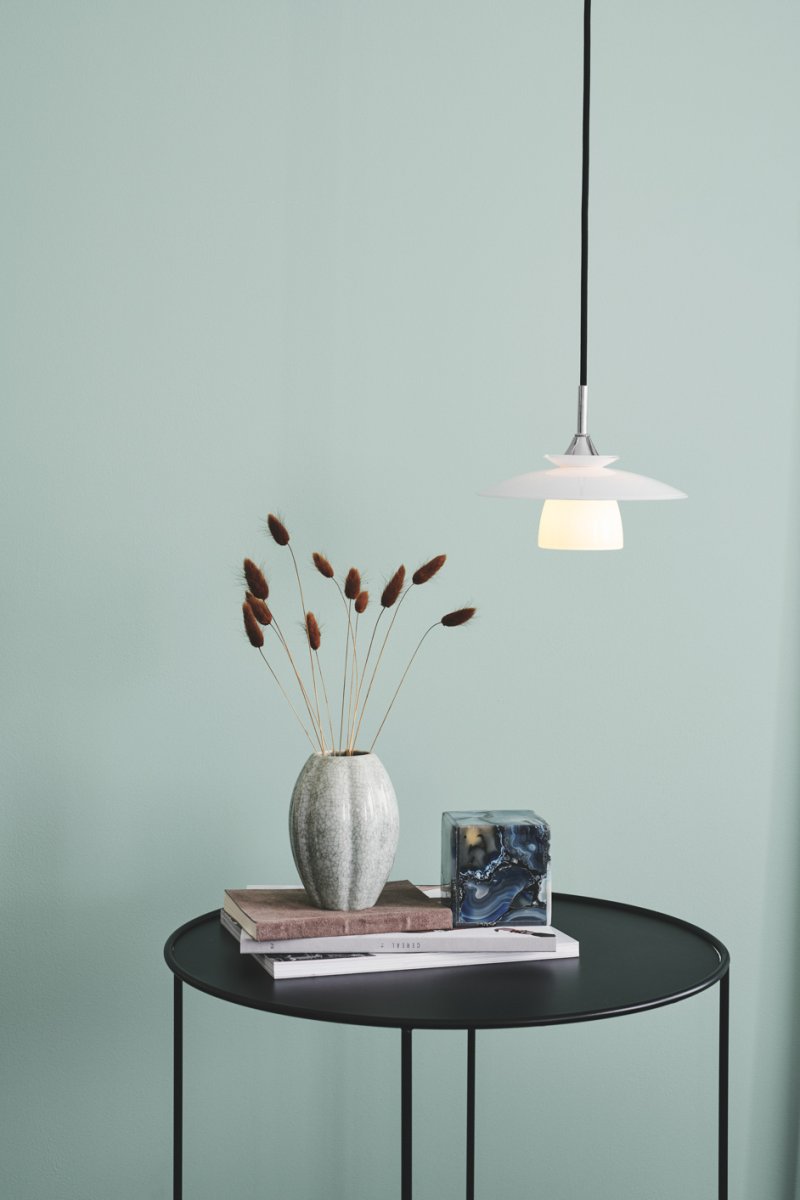 Scandinavia Ø20 Opal hängelampe Von Halo Design - Die Lampe verbreitet ein sanftes und angenehmes Licht, das über dem Esstisch, in der Küche oder im Flur eine warme und einladende Atmosphäre schafft.