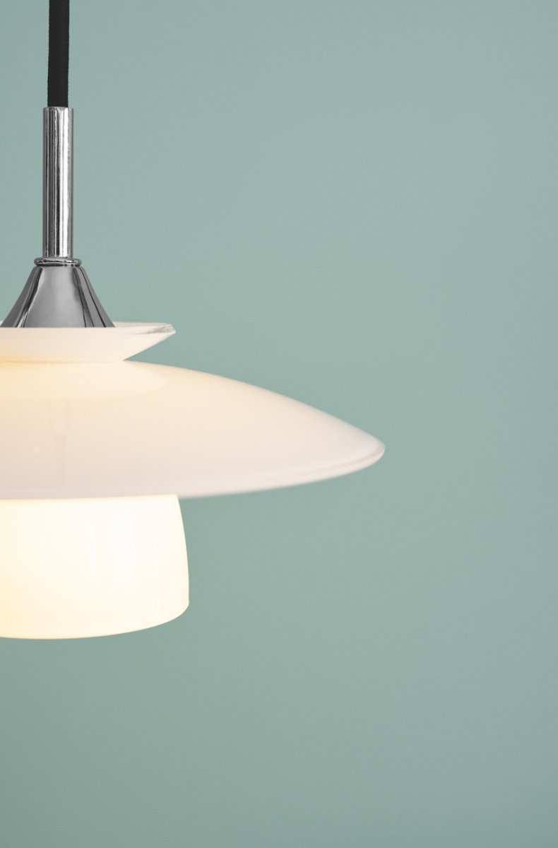 Scandinavia Ø20 Opal hängelampe Von Halo Design - Die Lampe verbreitet ein sanftes und angenehmes Licht, das über dem Esstisch, in der Küche oder im Flur eine warme und einladende Atmosphäre schafft.