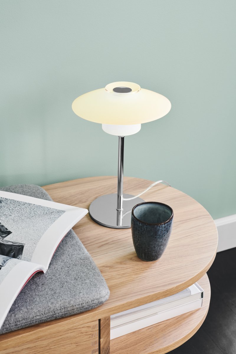 Scandinavia 30cm Opal tischlampe Von Halo Design - Die Lampe verbreitet ein sanftes und angenehmes Licht, das im Wohnzimmer, Schlafzimmer oder Arbeitszimmer eine warme und einladende Atmosph&auml;re schafft.