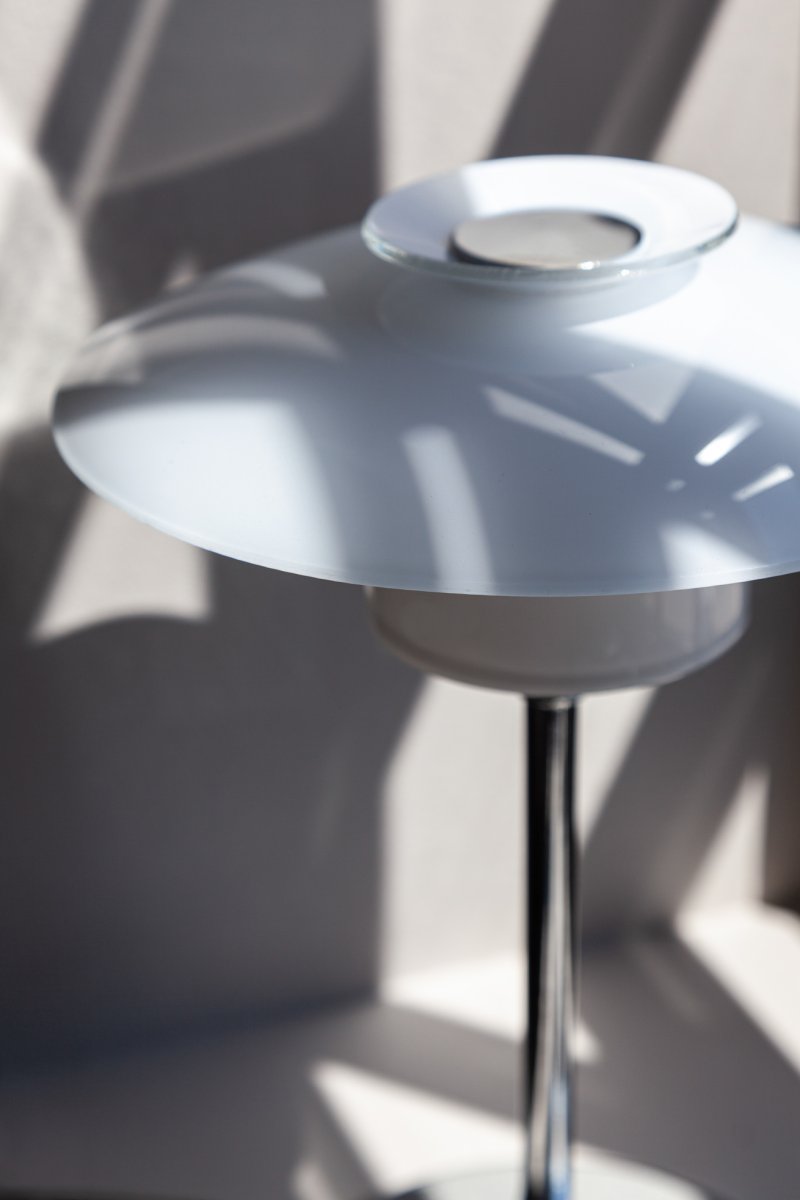 Scandinavia 30cm Opal tischlampe Von Halo Design - Die Lampe verbreitet ein sanftes und angenehmes Licht, das im Wohnzimmer, Schlafzimmer oder Arbeitszimmer eine warme und einladende Atmosph&auml;re schafft.