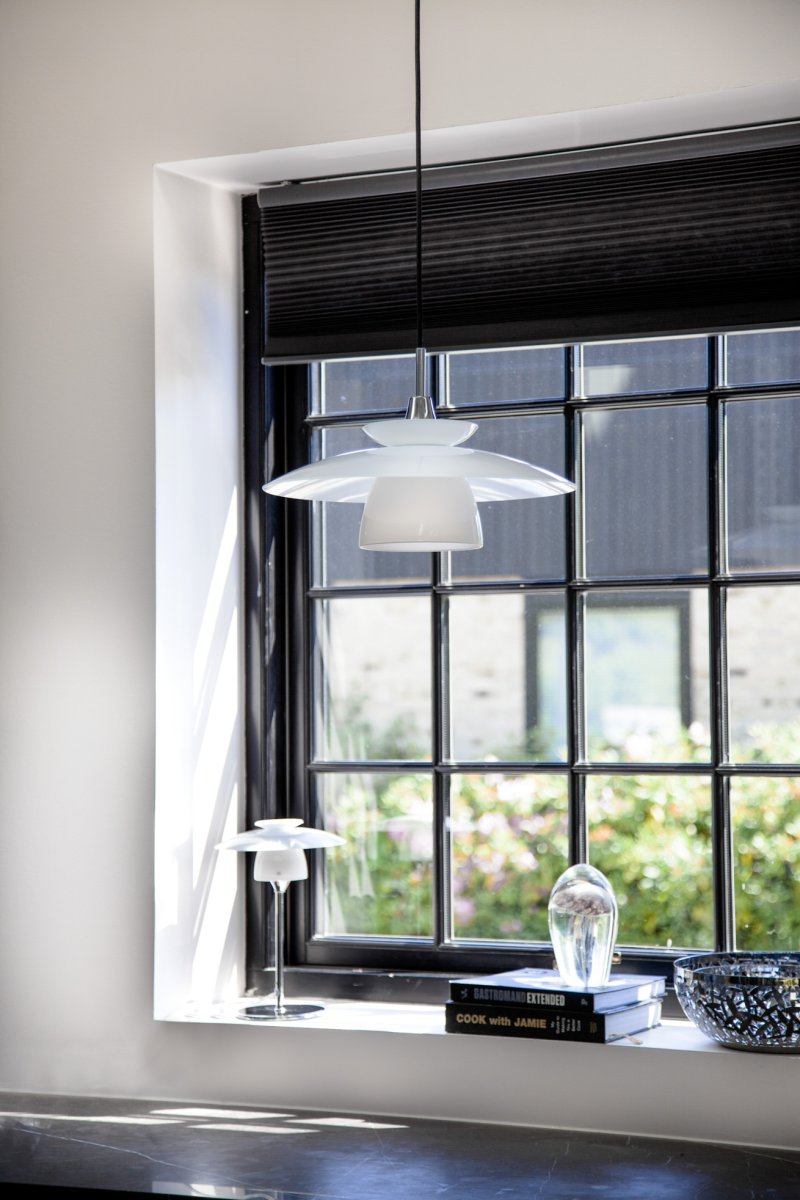 Scandinavia 30cm Opal tischlampe Von Halo Design - Die Lampe verbreitet ein sanftes und angenehmes Licht, das im Wohnzimmer, Schlafzimmer oder Arbeitszimmer eine warme und einladende Atmosph&auml;re schafft.