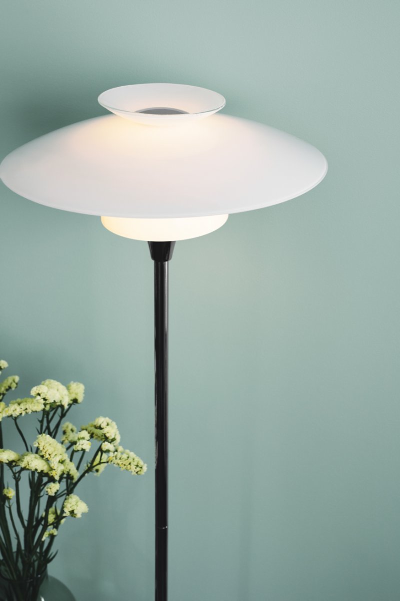 Scandinavia Opal stehlampe Von Halo Design - Die Lampe verbreitet ein sanftes und angenehmes Licht, das im Wohnzimmer, Schlafzimmer oder Arbeitszimmer eine warme und einladende Atmosphäre schafft.