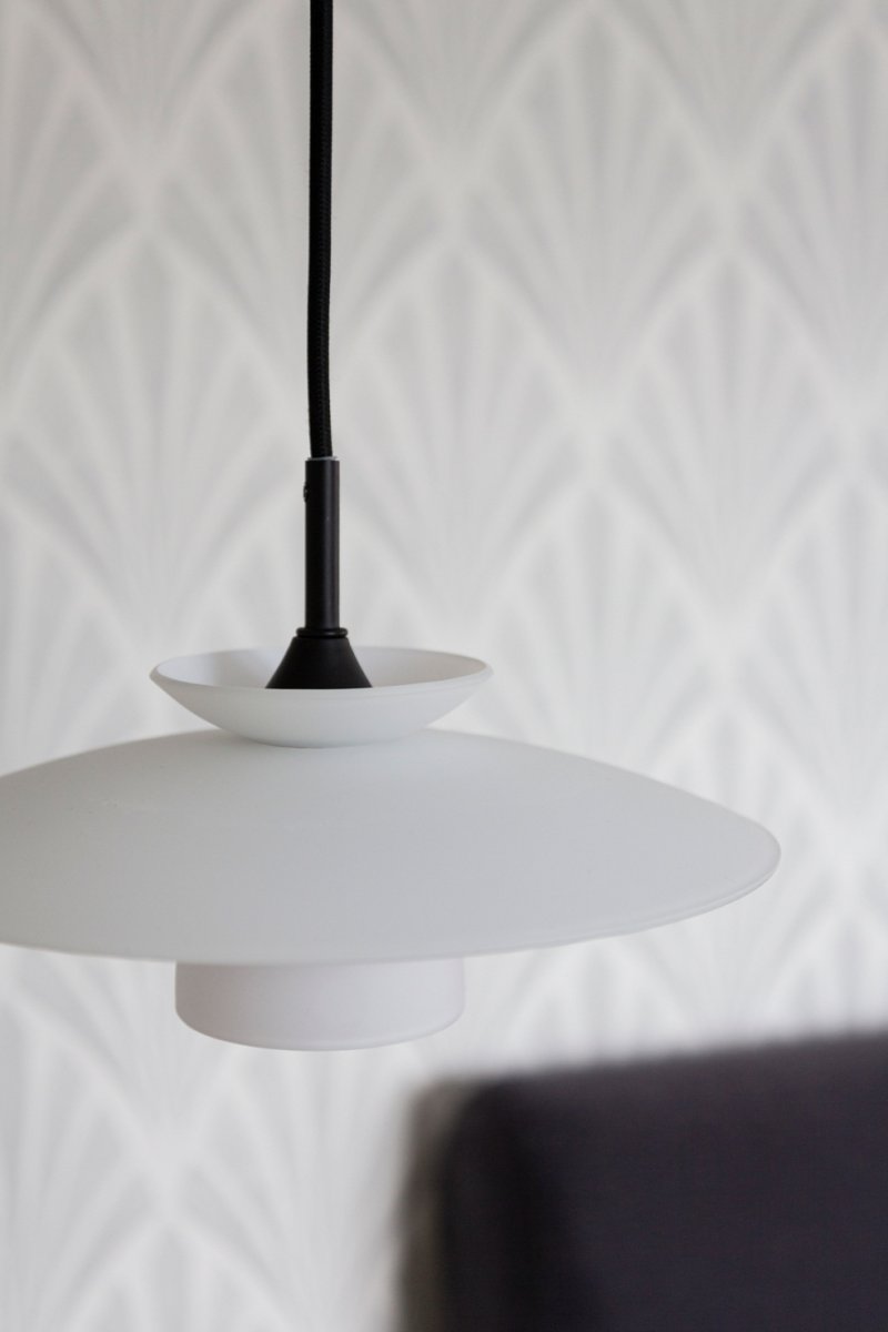 Scandic Ø25 Opal hängelampe Von Halo Design - Die Lampe verbreitet ein warmes und gleichm&auml;&szlig;iges Licht und eignet sich daher ideal f&uuml;r den K&uuml;chentisch, das Wohnzimmer oder das Esszimmer.
