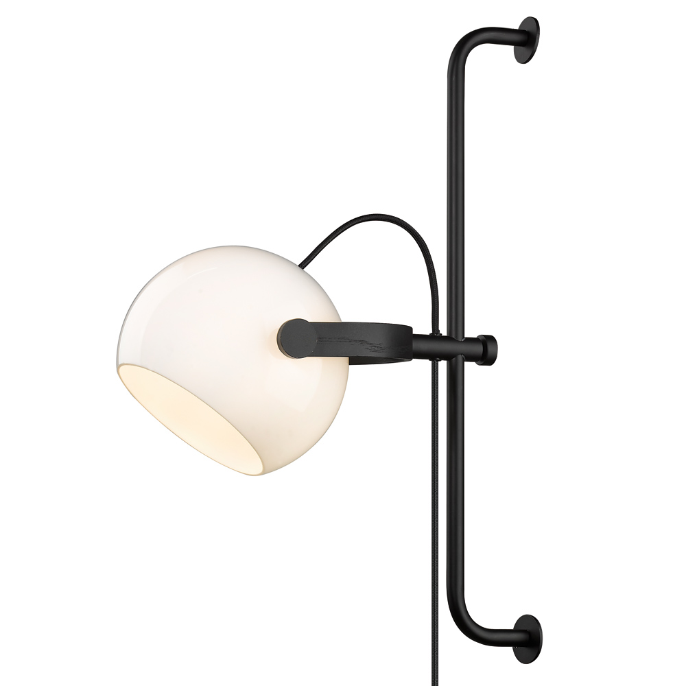 D.C Ø18 Schwarz wandlampe Von Halo Design - Die runden Formen in Kombination mit den Metall- und Holzdetails erzeugen einen klassischen Stil.