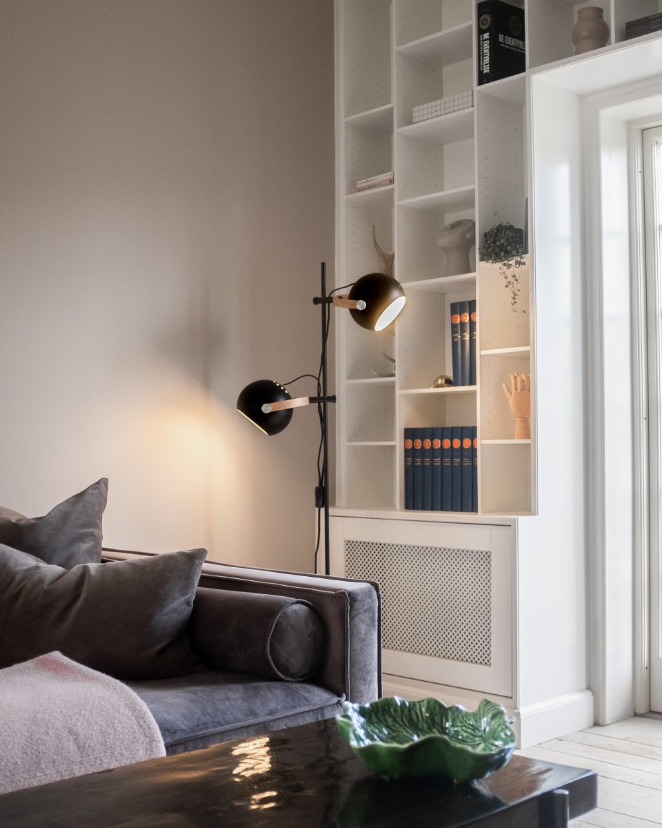 D.C Ø18 Schwarz stehlampe Von Halo Design - Die runden Formen in Kombination mit den Metall- und Holzdetails erzeugen einen klassischen Stil.