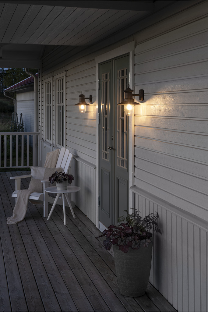 Napoli Rost außenlampe Von Konstsmide - Das klassische Design der Lampe mit runder Glaskuppel und breitem Schirm verbreitet ein warmes und angenehmes Licht, perfekt für die Beleuchtung von Eingängen und Terrassen.