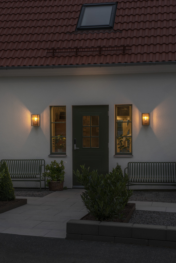 Carpi Messing außenlampe Von Konstsmide - Die Lampe eignet sich ideal für Eingänge oder Terrassen und spendet ein schönes, sanftes Licht, das eine einladende Atmosphäre schafft.