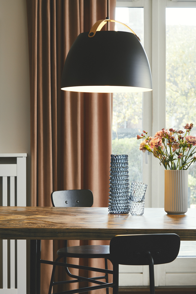 Oslo Ø40 Schwarz hängelampe Von Halo Design - Die Deckenleuchte Oslo ist eine stilvolle und moderne Beleuchtungslösung, die Funktion und Design vereint.