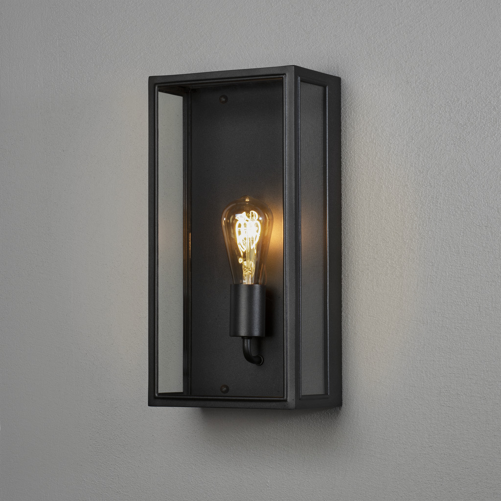 Carpi Schwarz außenlampe Von Konstsmide - Die Lampe eignet sich ideal für Eingänge oder Terrassen und spendet ein schönes, sanftes Licht, das eine einladende Atmosphäre schafft.