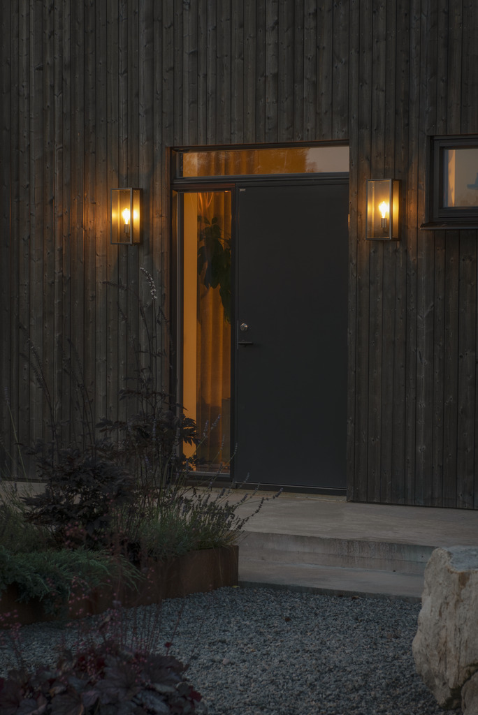 Carpi Schwarz außenlampe Von Konstsmide - Die Lampe eignet sich ideal für Eingänge oder Terrassen und spendet ein schönes, sanftes Licht, das eine einladende Atmosphäre schafft.