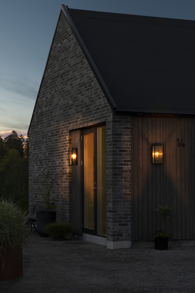 Carpi Messing außenlampe Von Konstsmide - Die Lampe eignet sich ideal für Eingänge oder Terrassen und spendet ein schönes, sanftes Licht, das eine einladende Atmosphäre schafft.