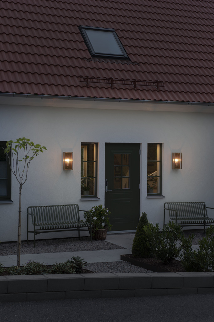 Carpi Messing außenlampe Von Konstsmide - Die Lampe eignet sich ideal für Eingänge oder Terrassen und spendet ein schönes, sanftes Licht, das eine einladende Atmosphäre schafft.