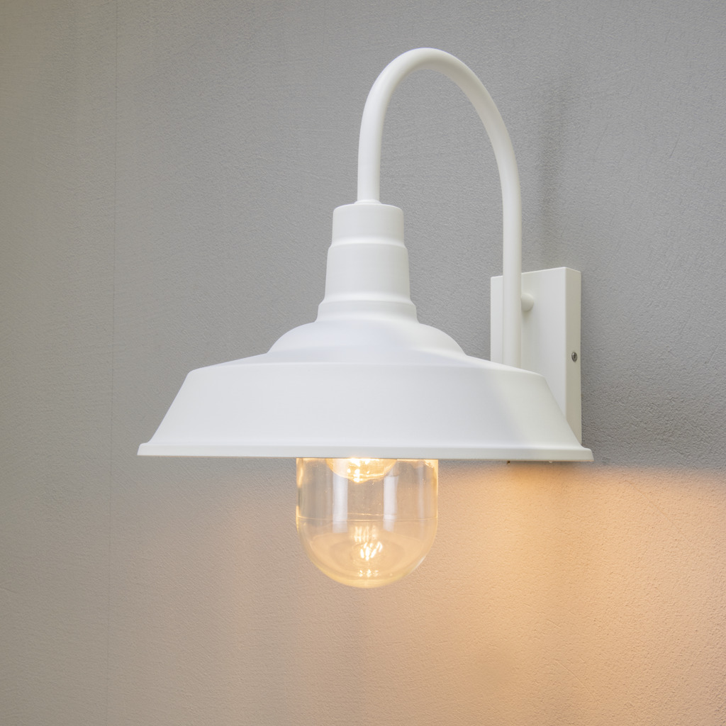 Trapani Weiß außenlampe Von Konstsmide - Der breite Schirm und die klare Glaskuppel verbreiten ein angenehmes und gerichtetes Licht, wodurch die Lampe perfekt für Eingänge und Terrassen geeignet ist.