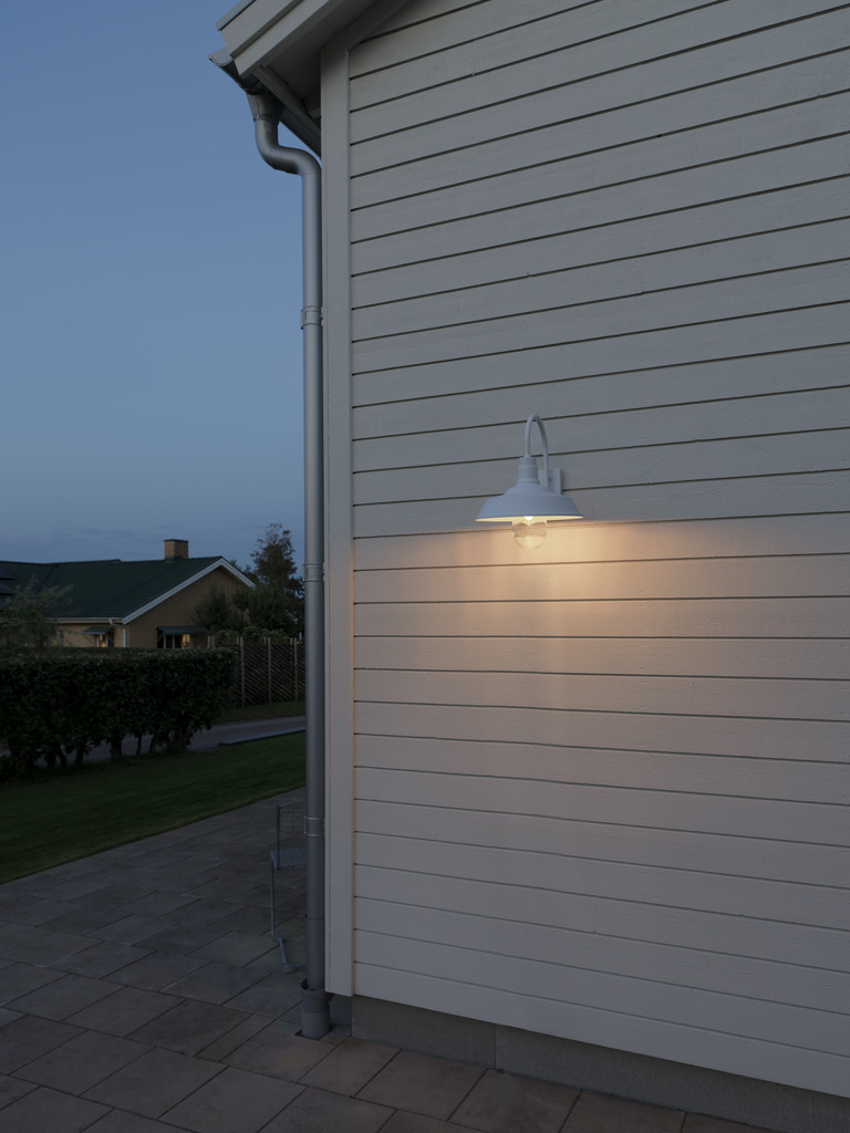 Trapani Weiß außenlampe Von Konstsmide - Der breite Schirm und die klare Glaskuppel verbreiten ein angenehmes und gerichtetes Licht, wodurch die Lampe perfekt für Eingänge und Terrassen geeignet ist.