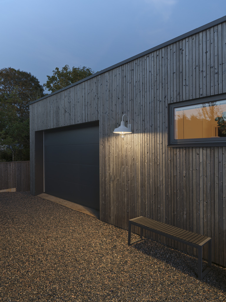 Trapani Weiß außenlampe Von Konstsmide - Der breite Schirm und die klare Glaskuppel verbreiten ein angenehmes und gerichtetes Licht, wodurch die Lampe perfekt für Eingänge und Terrassen geeignet ist.