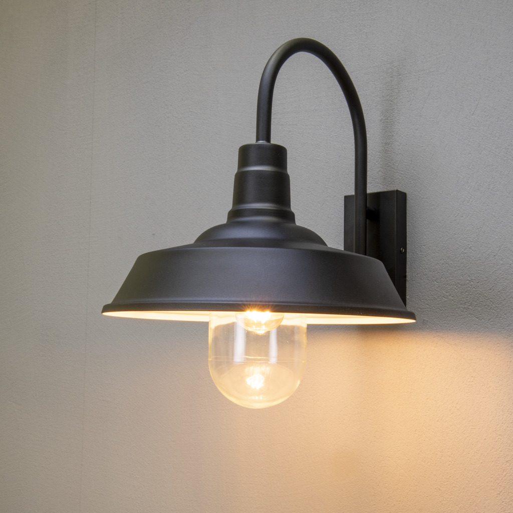 Trapani Schwarz außenlampe Von Konstsmide - Der breite Schirm und die klare Glaskuppel verbreiten ein angenehmes und gerichtetes Licht, wodurch die Lampe perfekt für Eingänge und Terrassen geeignet ist.