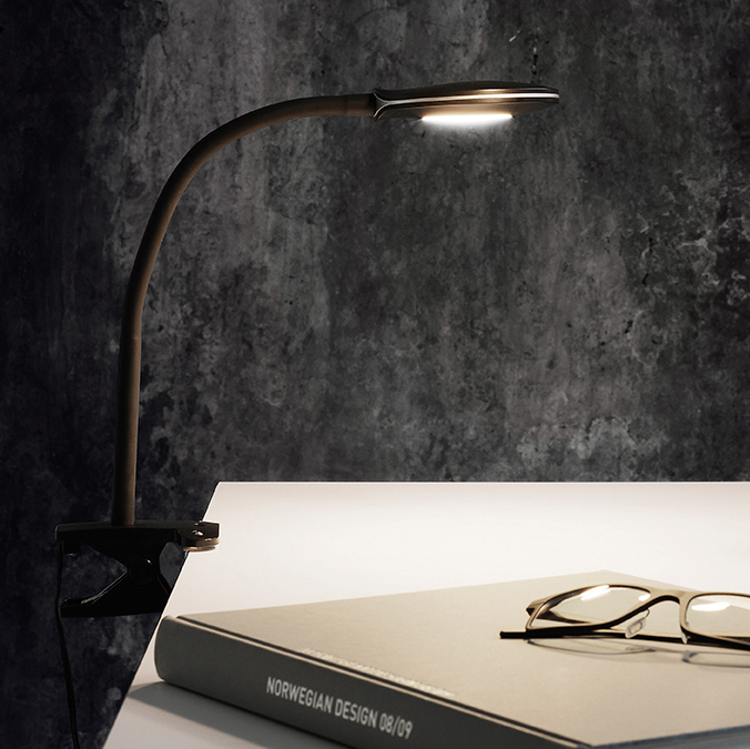 Fix Schwarz klemmlampe Von Halo Design - Der bewegliche Arm mit Flachbildschirm verfügt über eine integrierte 4W-LED, die 180lm und 3000K warmweißes Licht liefert.