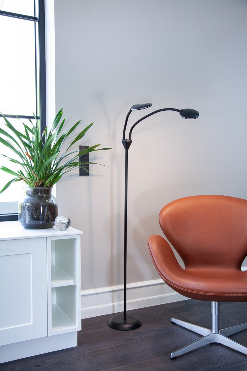 Fix 2 Schwarz stehlampe Von Halo Design - Es sind zwei separate Schutzschalter vorhanden, die unabhängig voneinander leuchten können.