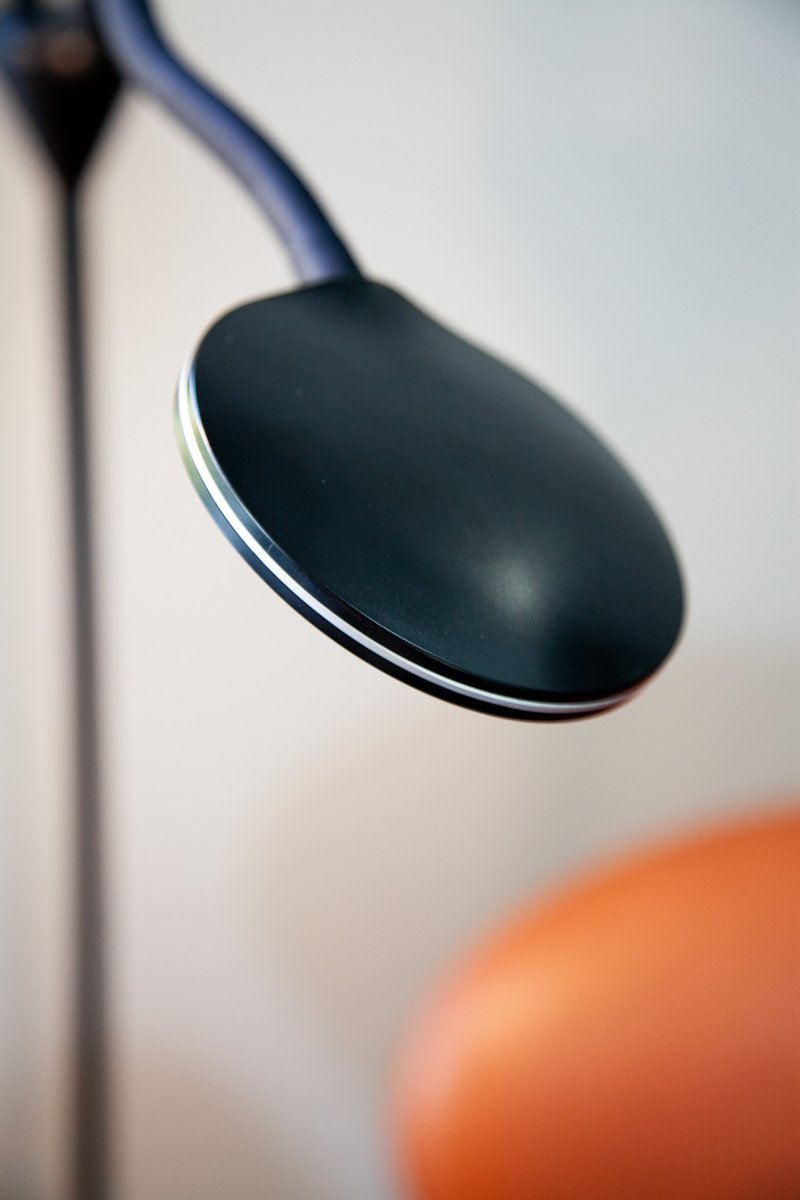 Fix 2 Schwarz stehlampe Von Halo Design - Es sind zwei separate Schutzschalter vorhanden, die unabhängig voneinander leuchten können.