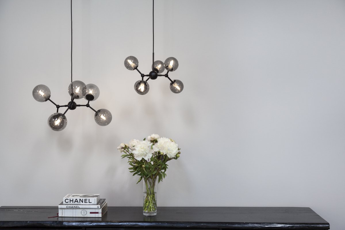 Atom 45cm Schwarz/Rauch hängelampe Von Halo Design - Die fast schwebenden Glaskuppeln sind getönt, was für eine angenehme Lichtverteilung im Raum sorgt.