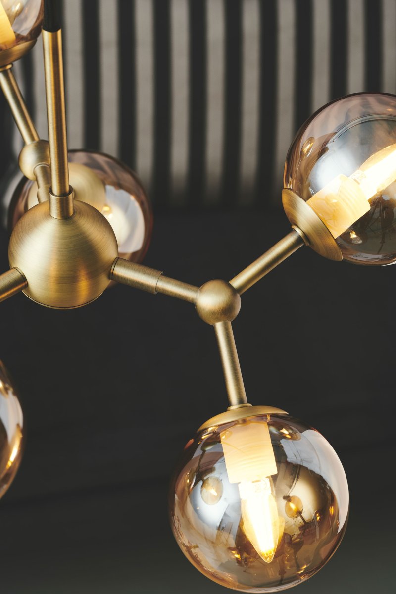 Atom 45cm Antikes Messing hängelampe Von Halo Design - Die fast schwebenden Glaskuppeln sind bernsteinfarben, was für eine angenehme Lichtverteilung im Raum sorgt.