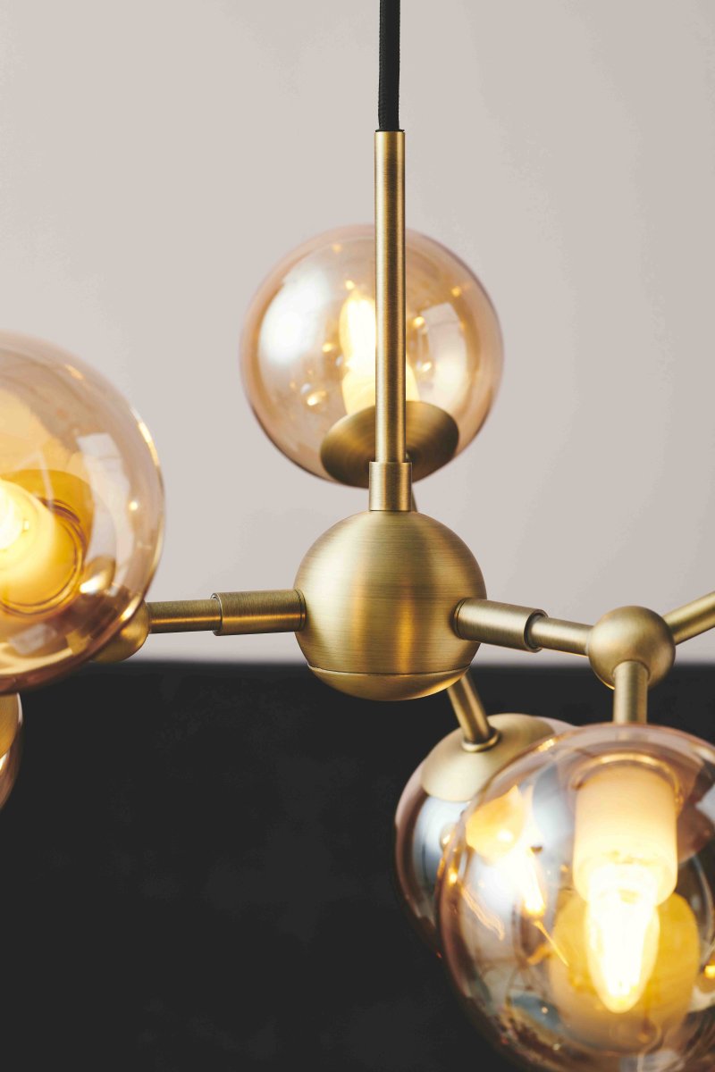 Atom 45cm Antikes Messing hängelampe Von Halo Design - Die fast schwebenden Glaskuppeln sind bernsteinfarben, was für eine angenehme Lichtverteilung im Raum sorgt.