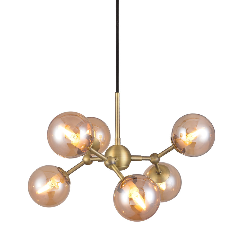 Atom 45cm Antikes Messing hängelampe Von Halo Design - Die fast schwebenden Glaskuppeln sind bernsteinfarben, was für eine angenehme Lichtverteilung im Raum sorgt.