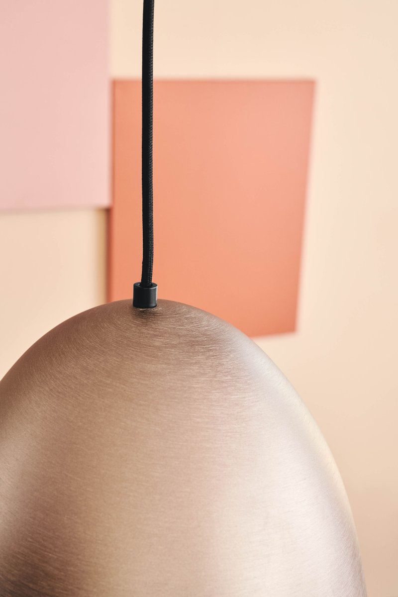 The Classic Ø30 Gebürstetes Oxid hängelampe Von Halo Design - Die Classic verbreitet ein gleichmäßiges und angenehmes Licht, perfekt um eine harmonische Atmosphäre in Ihrem Zuhause zu schaffen.