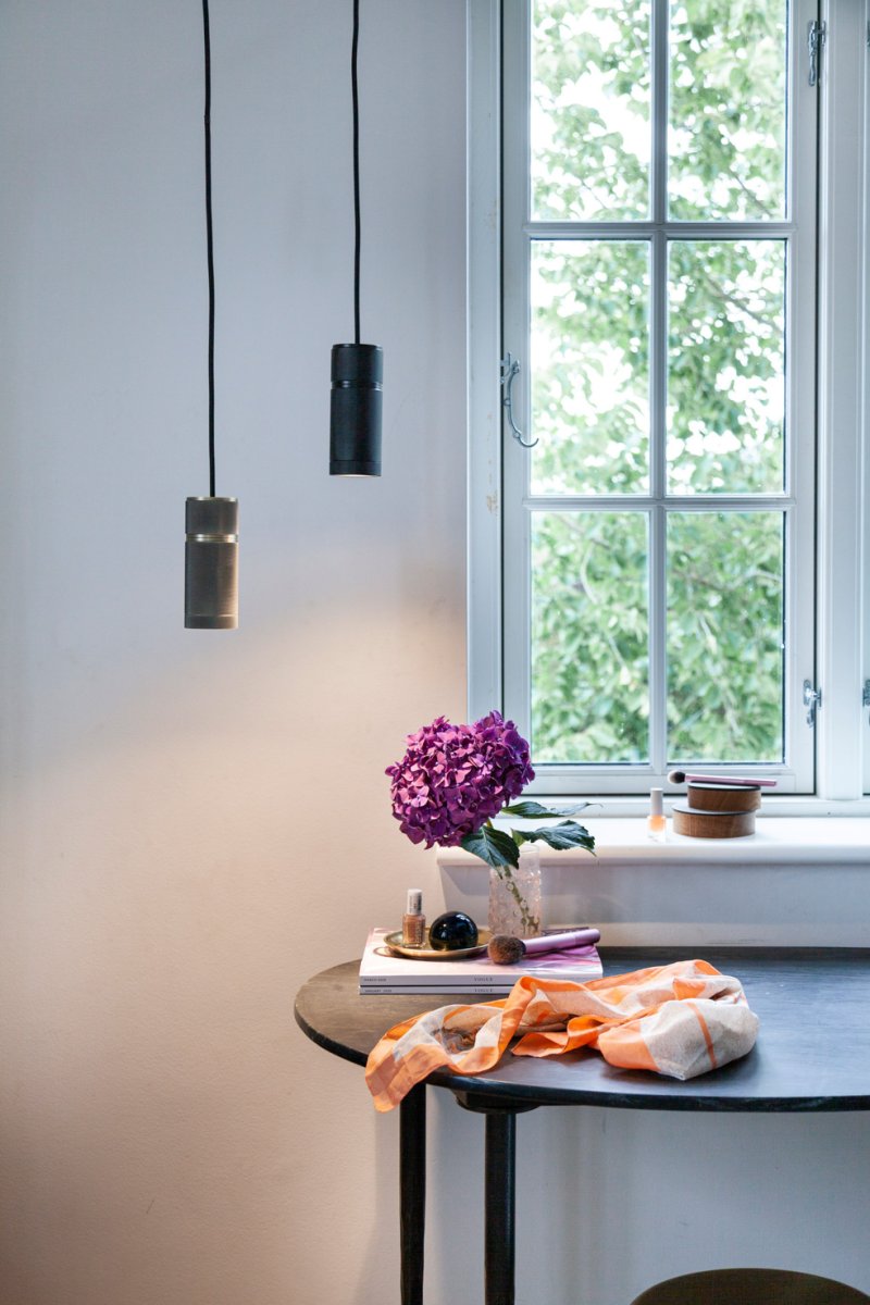 Halo Ø6 Schwarz hängelampe Von Halo Design - Halo ist eine stilvolle und moderne Pendelleuchte mit minimalistischem Design, die perfekt in das trendige Zuhause passt.